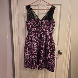 TAYLOR WOMEN'S  PURPLE/BLACK V NECK, SLEEVELESS,HIDDEN POCKETS, SIZE 8.